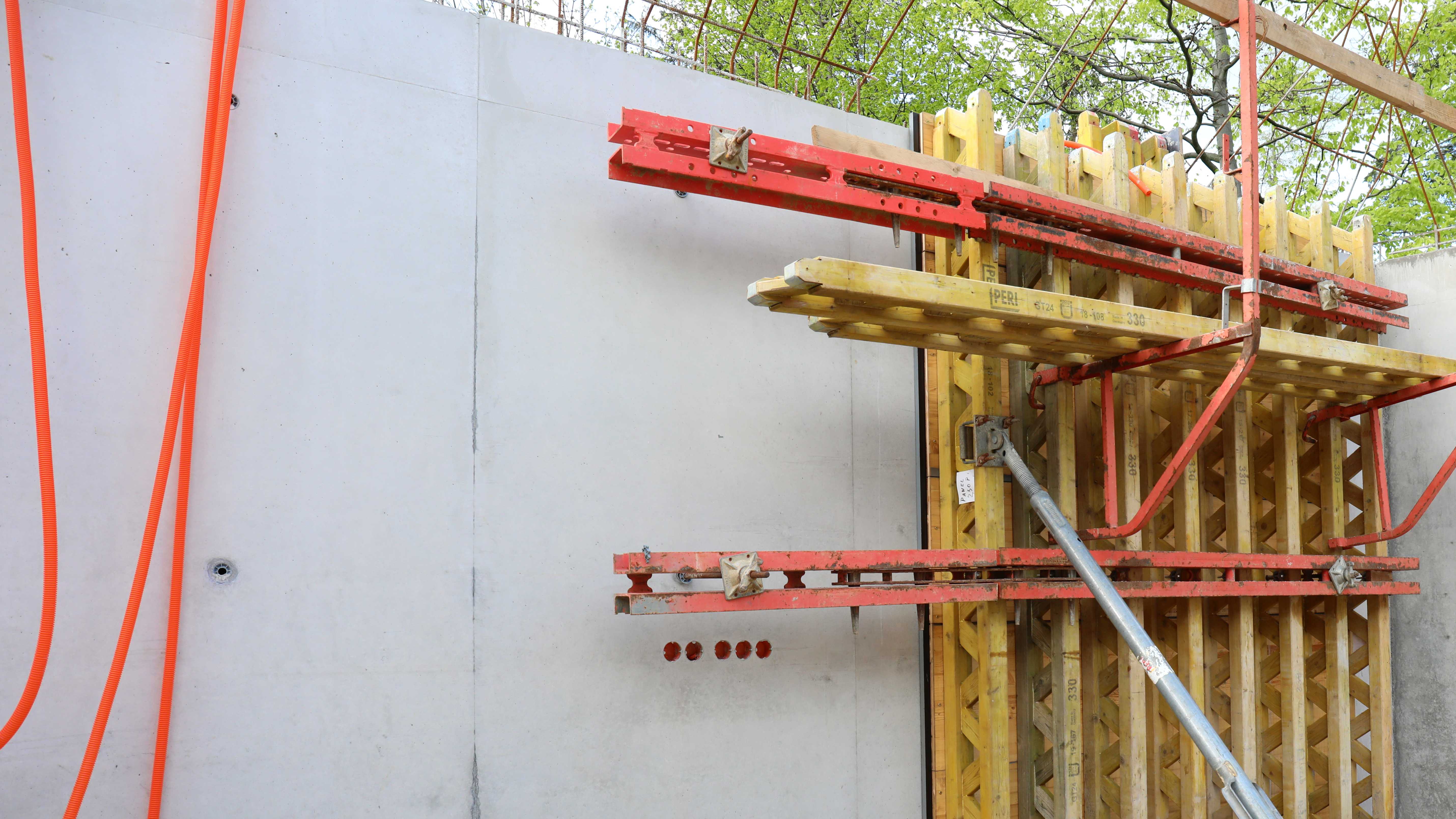 Vila Čeladná: minimální hladký otisk na exponované interiérové stěně s přípravou pro elektroinstalaci