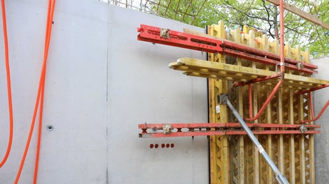 Vila Čeladná: minimální hladký otisk na exponované interiérové stěně s přípravou pro elektroinstalaci