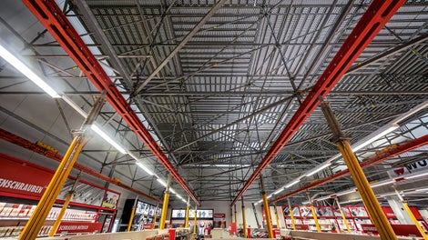 Die Belagebene in 6,65 m Höhe wurde oben zusätzlich mit einer B1-Folie abgedeckt und schirmte den Arbeitsbereich zuverlässig vom Verkaufsraum ab.