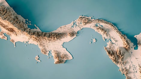 In je drei hintereinander gestaffelten Schleusenkammern überwinden die Schiffe auf der atlantischen wie auf der pazifischen Seite des Kanals rund 26 m Höhendifferenz.