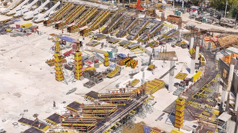 Особая технология бетонирования, предложенная специалистами PERI, позволила возвести подтрибунные балки быстро и с отклонением поверхностей не более 2-3 мм на всю длину конструкции.