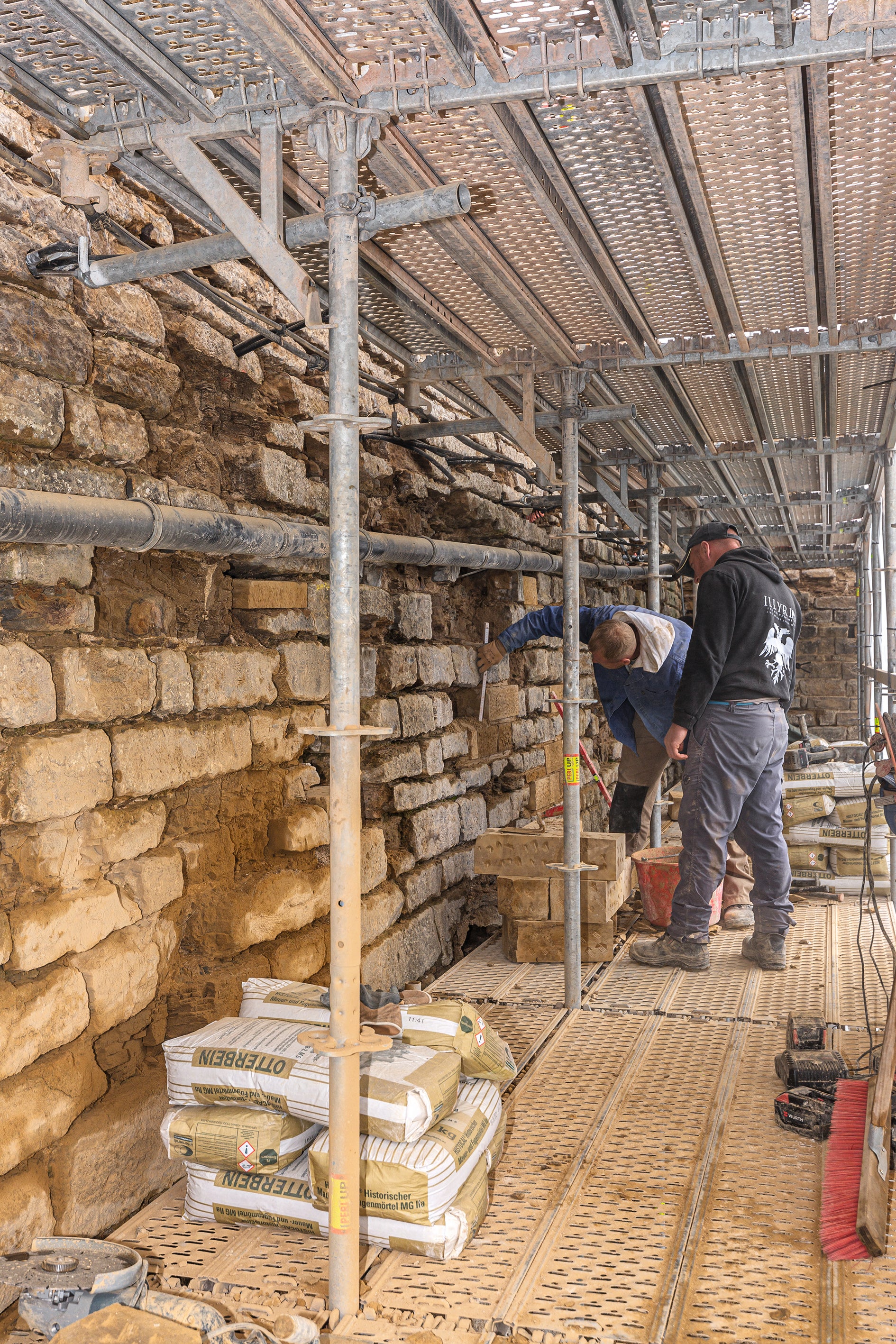 Angepasst an die komplexe Geometrie der Burgmauer: PERI UP ermöglicht die gefahrlose und unterbrechungsfreie Durchführung der Sanierungsarbeiten.