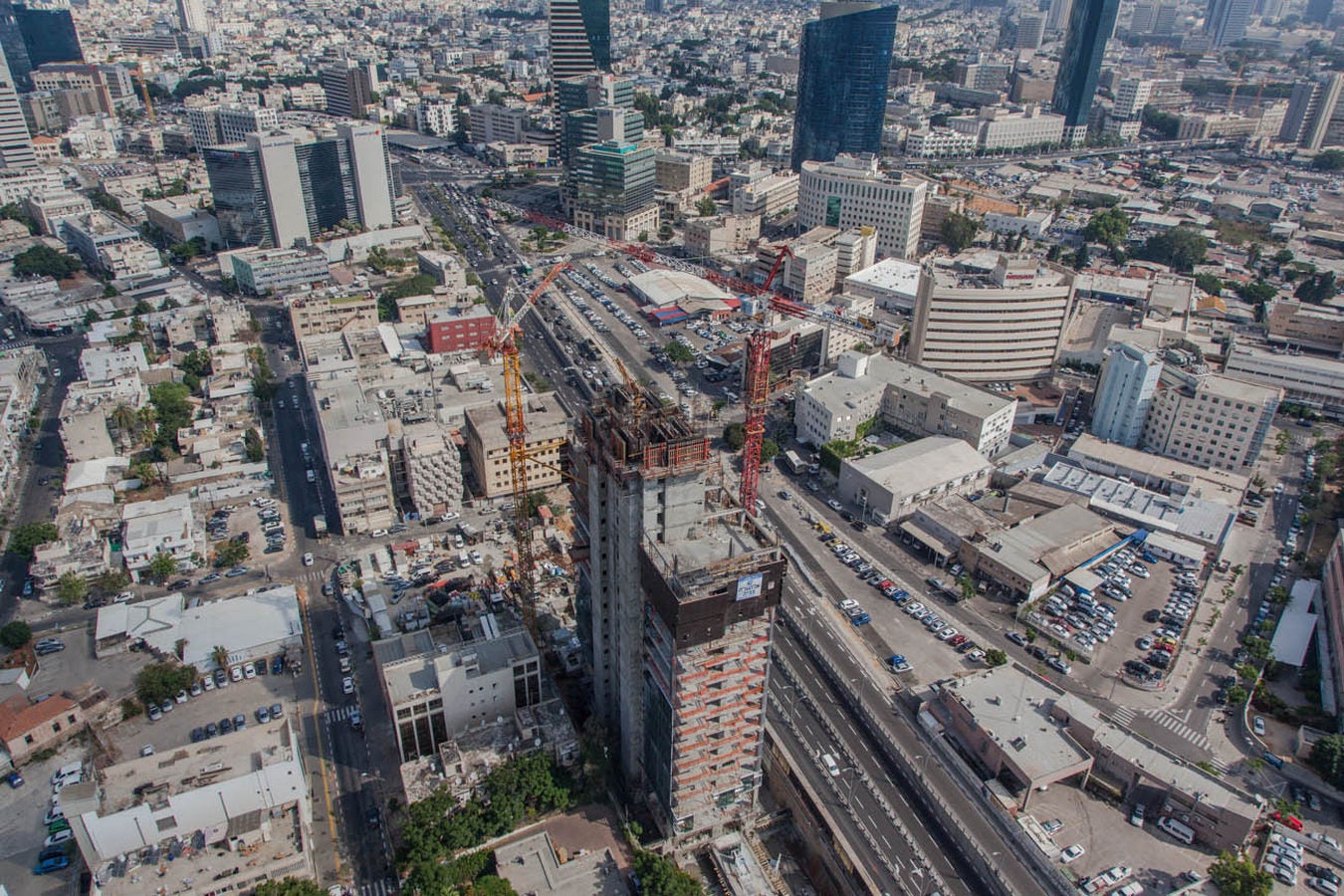מגדל משרדים בן 24 קומות ו-6 קומות חניון במרכז תל אביב