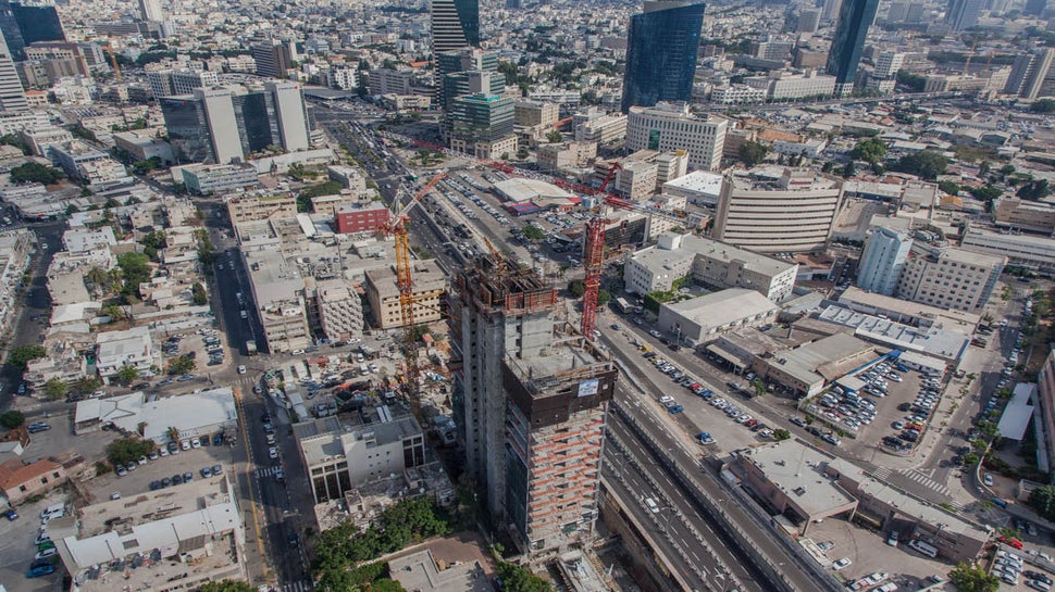 מגדל משרדים בן 24 קומות ו-6 קומות חניון במרכז תל אביב