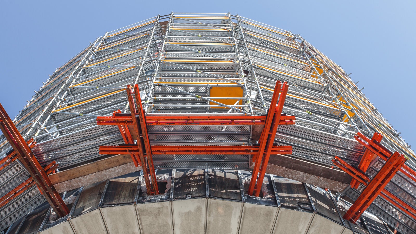 Der Turm wird sukzessive rückgebaut. Bei den Abbrucharbeiten an der Spitze dient das PERI UP Gerüstsystem als 16 m hohes Schutz- und gleichzeitig als Arbeitsgerüst. Hierbei bilden auskragende RCS Kletterschienen eine stabile Aufstellebene.