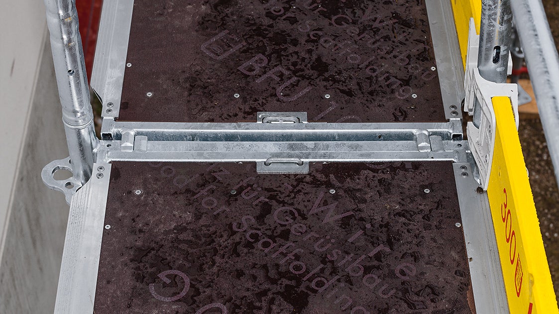 PERI UP 踏脚板完全覆盖整个平台，不论是脚手架两跨之间还是并列铺设的踏脚板，都不会产生间隙或重叠，所以不需要其它的任何附加盖板