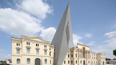 军事历史博物馆的V型结构象征了1945年德累斯顿被轰炸这一历史事件。