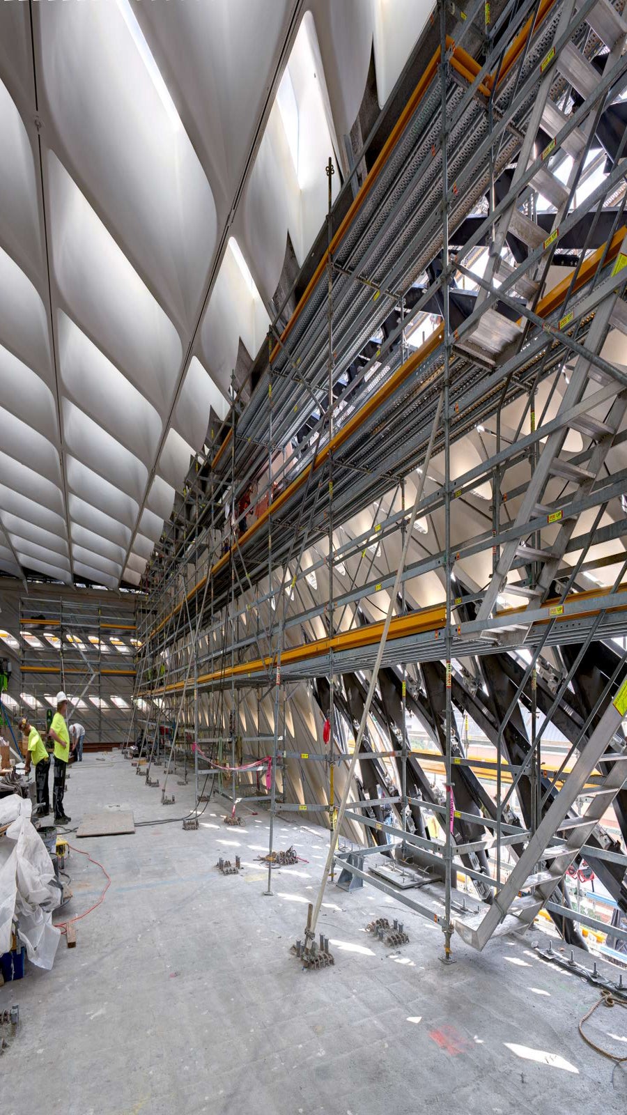 The PERI UP scaffold system encloses the entire building for safe and easy access.