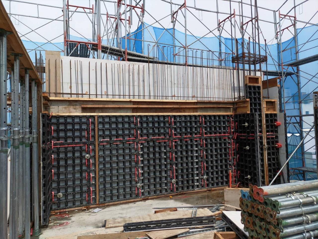 Since all the elements are cast into a single structure at one time, the assembly must be very fast, and the lightweight nature of the DUO System Formwork helps the construction team to move and install the panels easily and efficiently.<br/><br/>