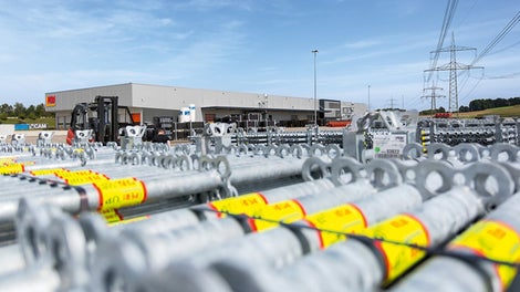 <p>Die neue Produktionsst&amp;auml;tte in G&amp;uuml;nzburg, Deutschland, ist das neue, hochmoderne Ger&amp;uuml;stwerk. Zus&amp;auml;tzlich vergr&amp;ouml;&amp;szlig;ert PERI die Freilagerfl&amp;auml;che am Stammsitz in Wei&amp;szlig;enhorn mit 20.000 m&amp;sup2;.</p><br/>