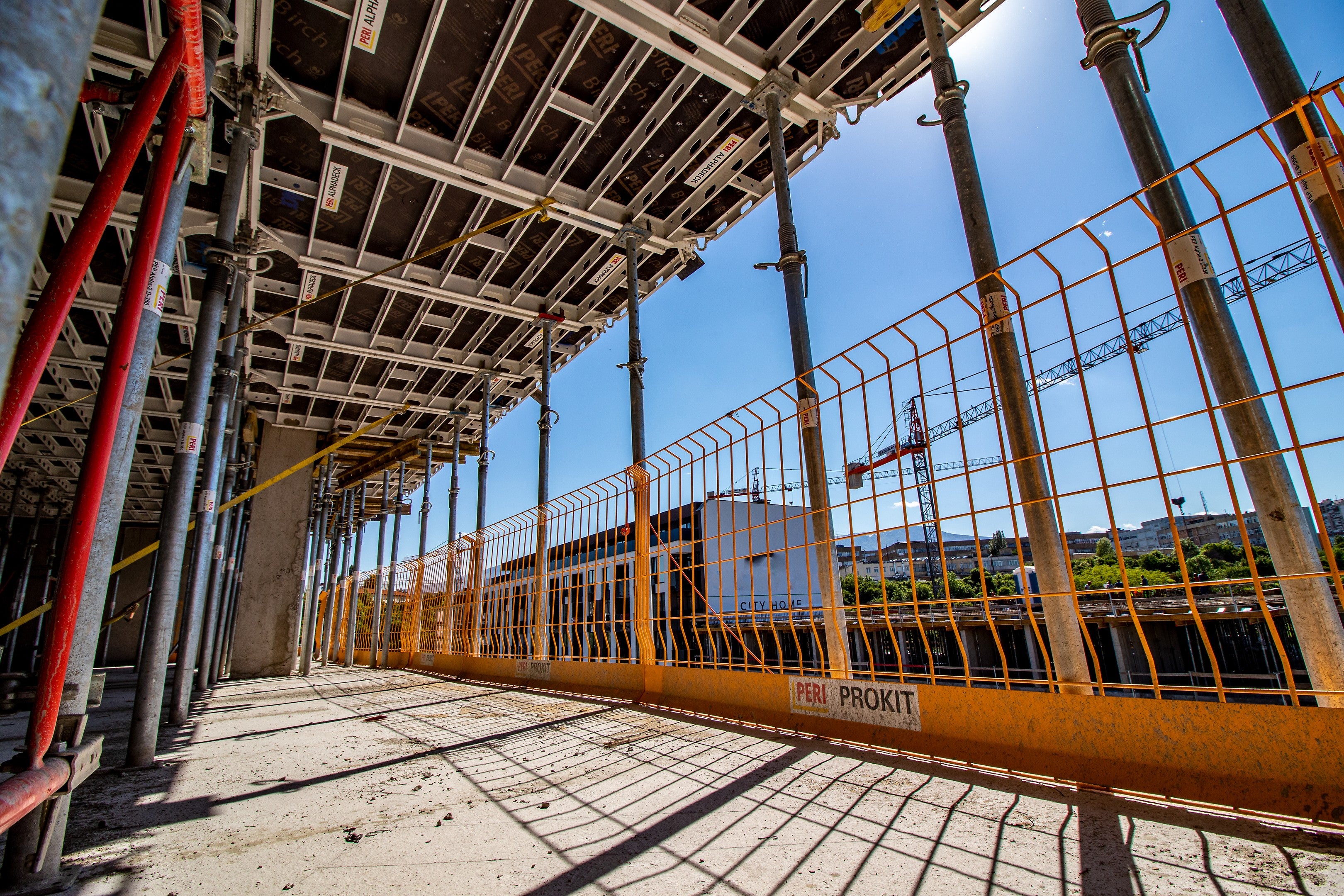 Гарантирано обезопасяване по периметъра на плочите със система PROKIT само с три елемента: решетка, стойка и плочка-пета