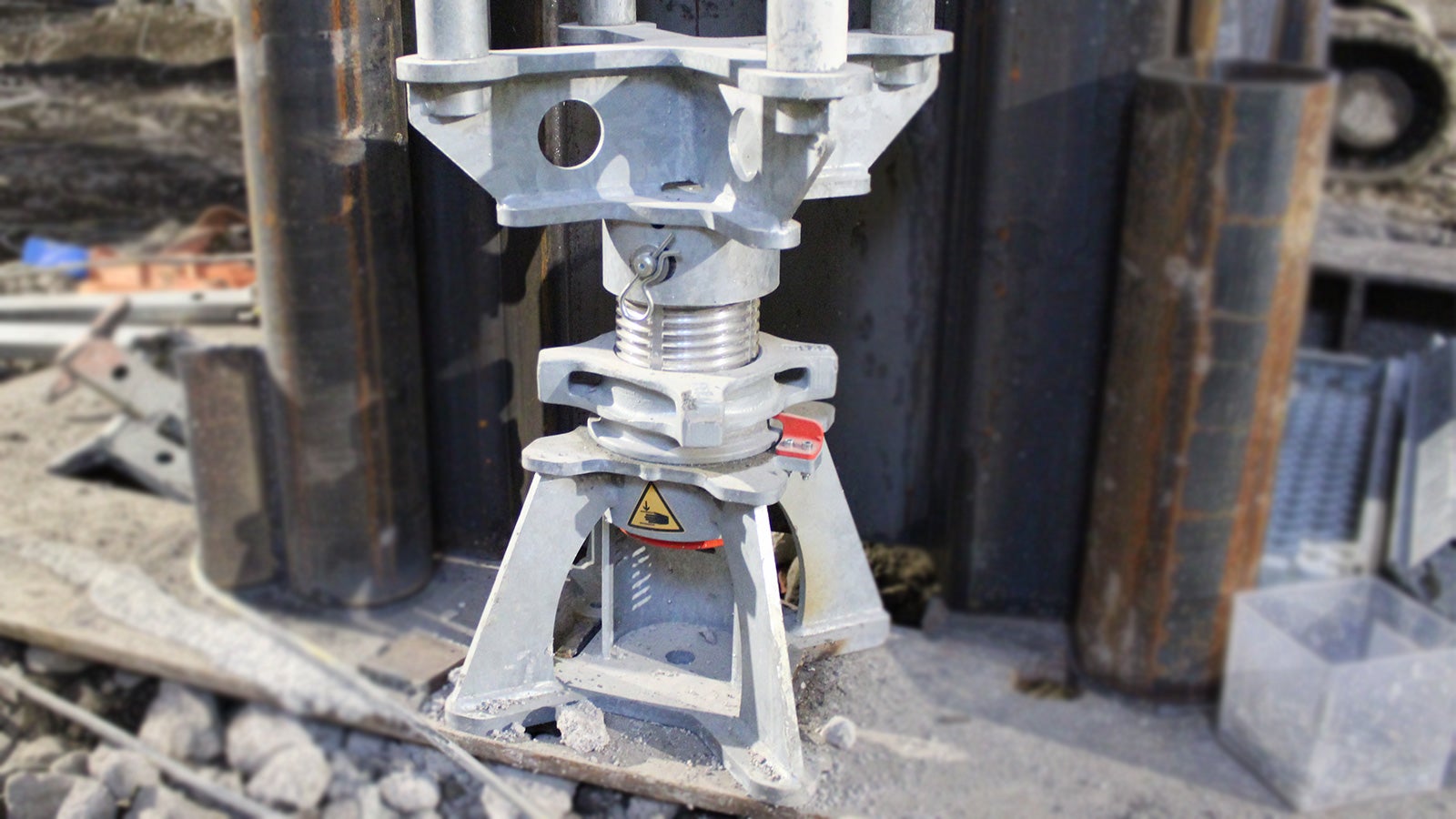 Alatukea voidaan laskea lukituslaitteen avulla maksimissaan 10 mm, mikä estää kuormien hallitsemattoman jakautumisen.