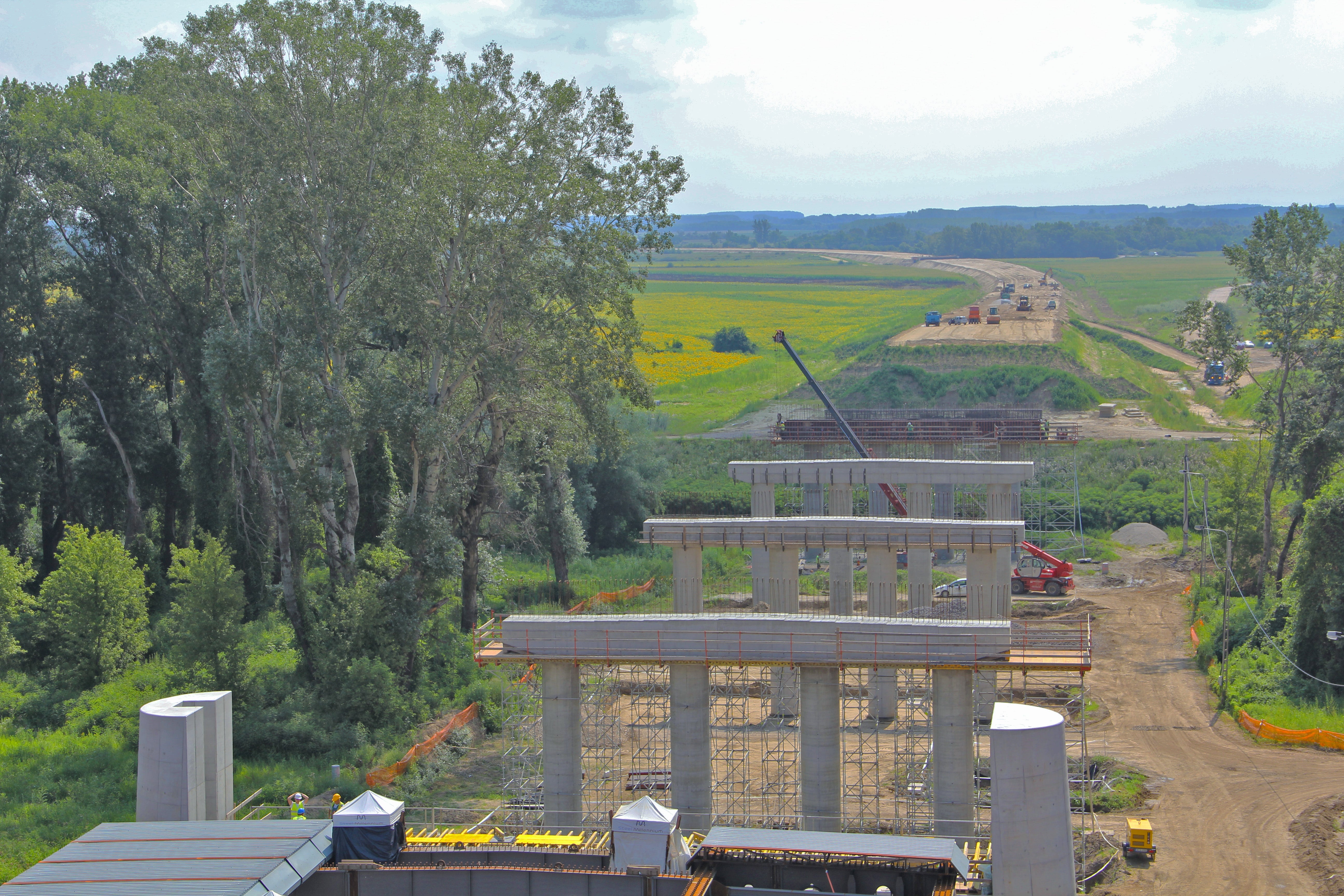 A fejgerenda tekintélyt parancsoló 1.90 méter x 1.72 méter keresztmetszetű szerkezete SRU acélfőtartós MULTIFLEX födémzsaluzattal, PERI UP Flex teherhordó tornyokkal, és DOMINO oldalzsaluzattal került kialakításra.