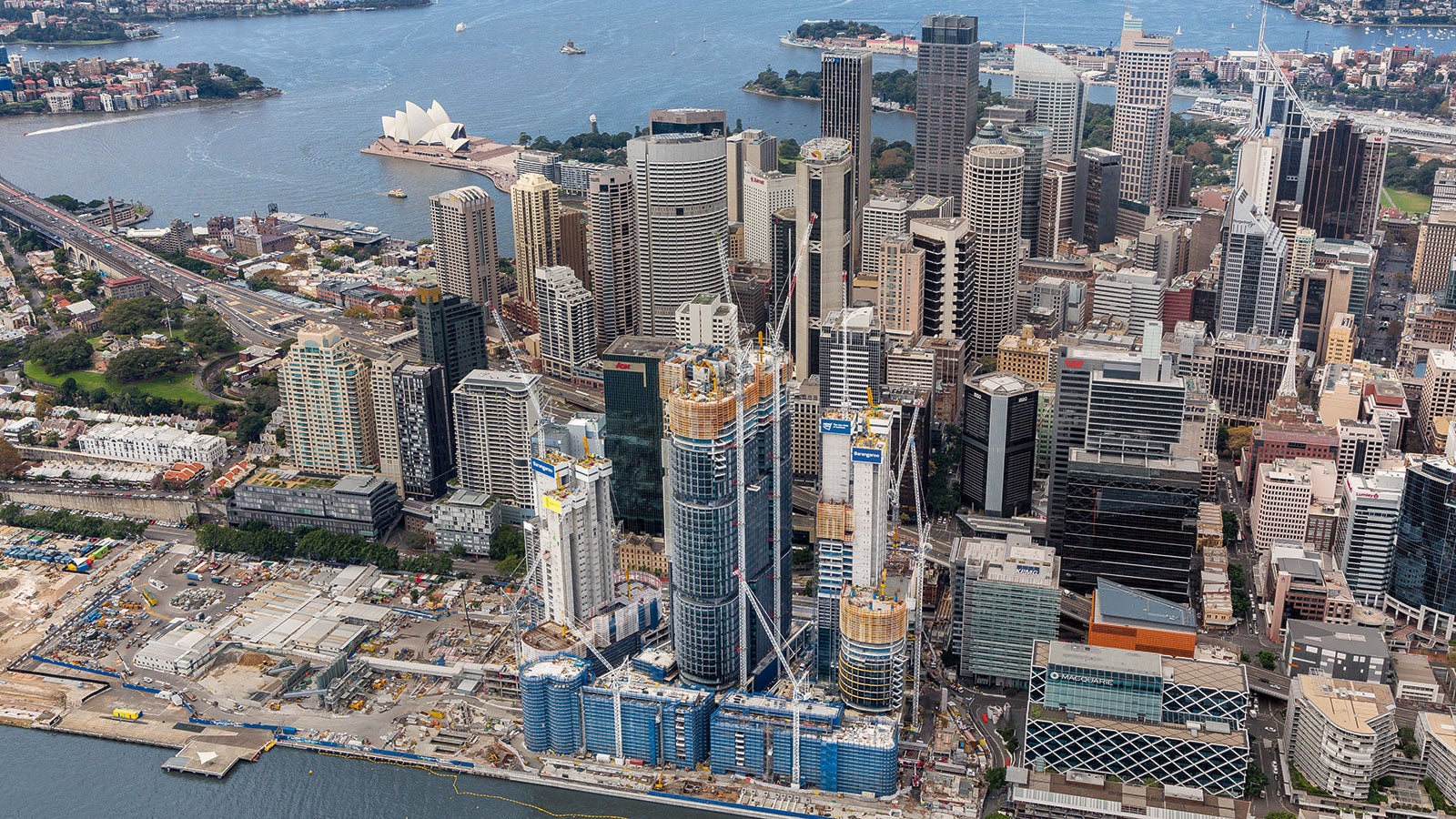 With the Barangaroo Point Reserve (North), Central Barangaroo and Barangeroo South sub-projects, Sydney´s city centre is being expanded westwards by an impressive 22 hectares. In the foreground is the three ITS high-rise towers are rising steadily upwards; in the background is the famous Sydney Opera House with its distinctive roof structure.