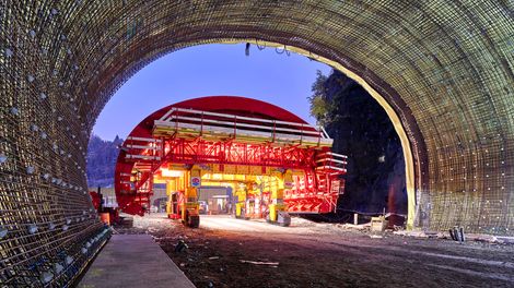The A26 project is one of the most important infrastructure projects in the Austrian city of Linz and the surrounding area with the goal to ease congestion on its urban transport network. The key to success during the project implementation stage was a PERI engineering solution that was innovative, safe and efficient in equal measure, coupled with comprehensive project support. The highlight: The first fully hydraulic tunnel formwork carriage with a caterpillar drive in Austria.