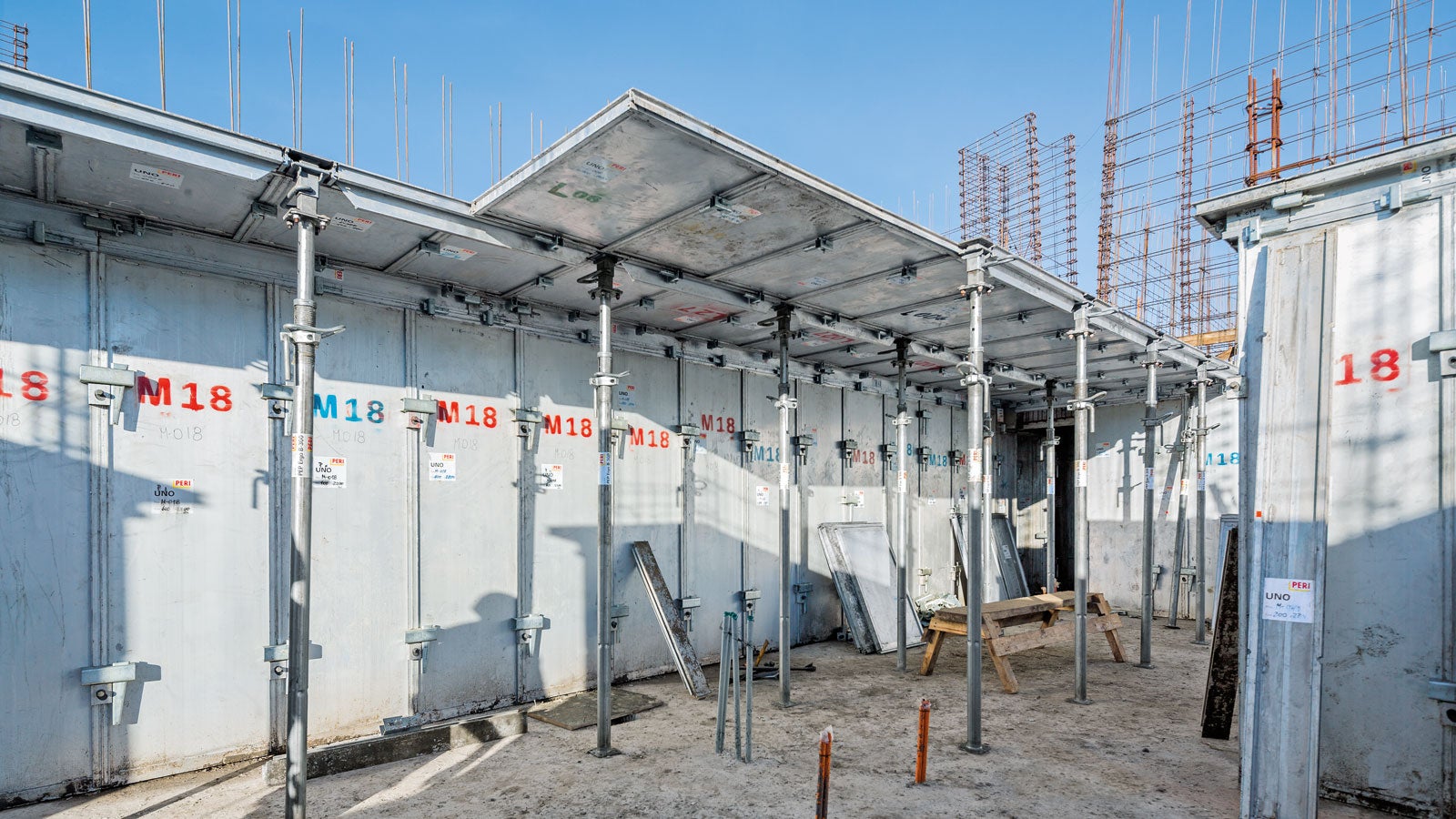 The drophead system allows early striking of the slab to take place. The elements are then quickly available for the next concreting cycle which reduces on-site material requirements.<br/>