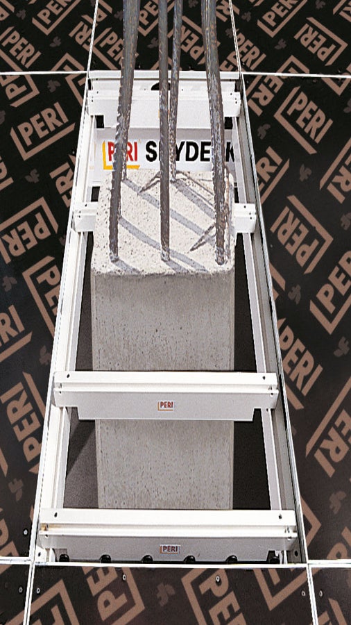 立模时，使用SKYDECK专用边梁（长度为75厘米或150厘米）能够轻易避开柱结构，再使用21mm厚的板材闭合楼板。 