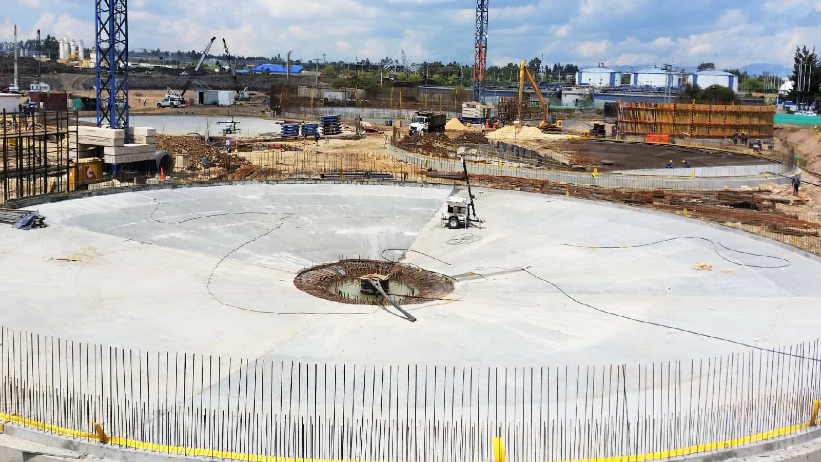 La losa de cimentación de uno de los clarificadores primarios de Ø 45,6m de diámetro externo dan muestra de la magnitud e importancia de esta obra para la ciudad de Bogotá.
