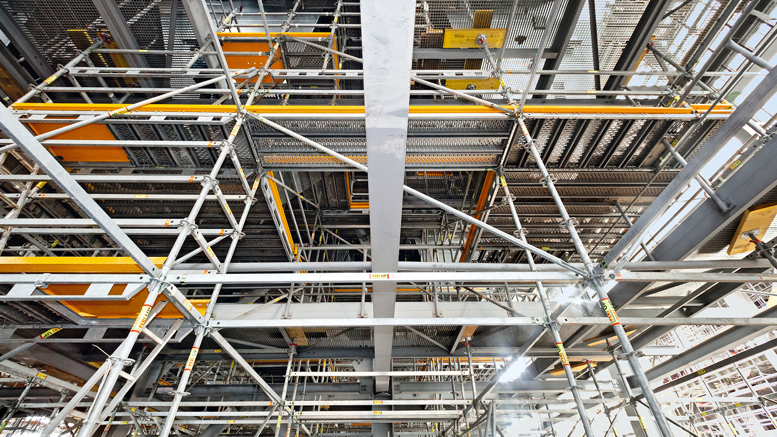 Для вертикального перемещения персонала, в уровень настила лесов PERI UP Flex устанавливаются люки сигнального желтого цвета. Они оснащены гравитационным замком: люк автоматически стремится закрыться после его использования. Тем самым, создавая ровную поверхность, без опасных отверстий в уровне пола.