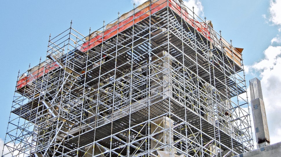 Комплекс &quot;Тобольск-Полимер&quot; насчитывает порядка 40 объектов общезаводского хозяйства. Компания PERI за короткий срок поставила на объект более 230 тонн универсальных строительных лесов PERI UP Flex с настилами UDI.