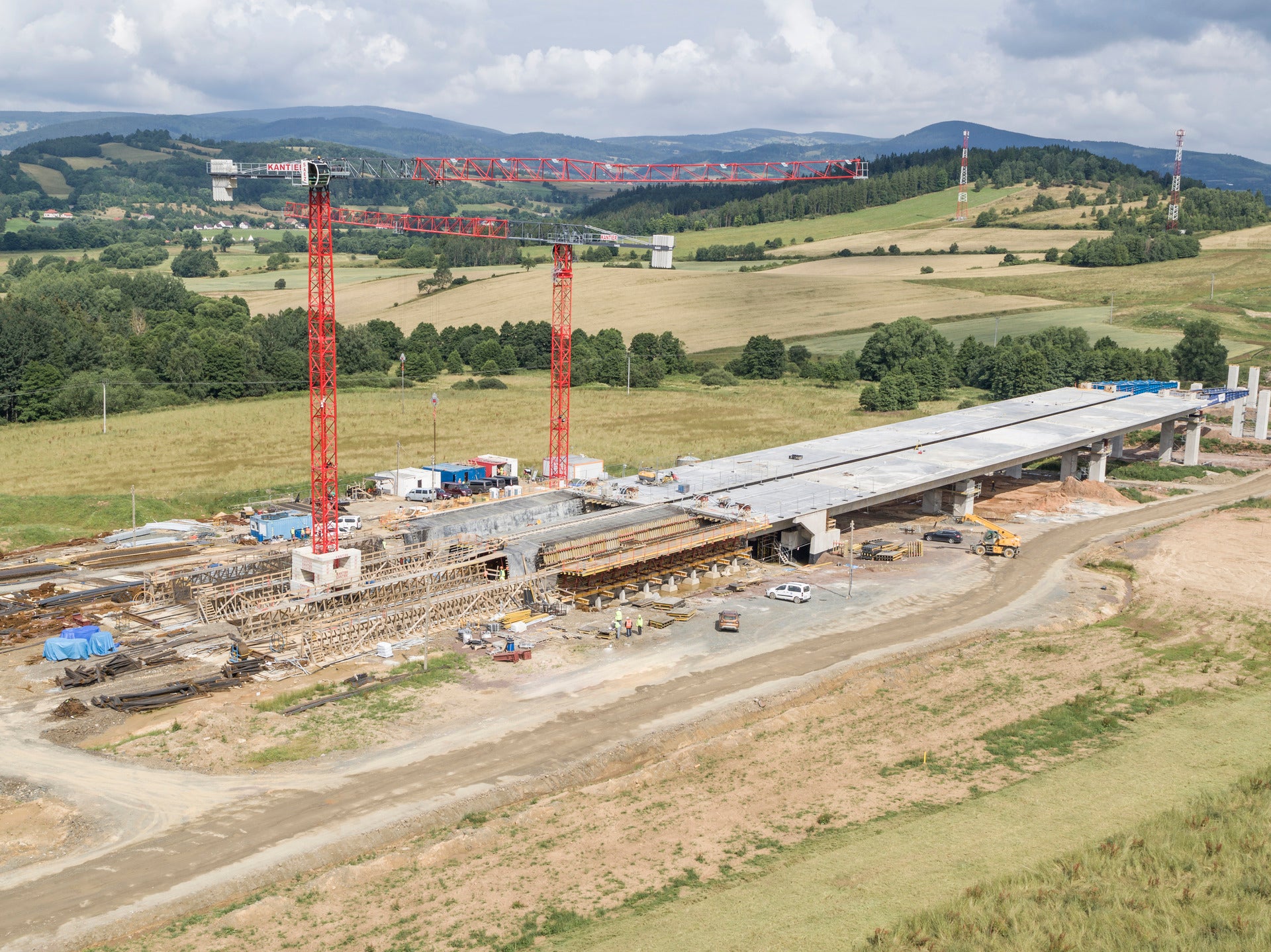 Mit dem VARIOKIT TaktschiebeSystem VIL lassen sich Außen-, Innen- und Deckenschalungen von Brücken im Taktschiebeverfahren systematisch und wirtschaftlich herstellen.