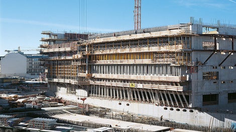 PERI provides formwork and scaffolding systems for every application. Here, HD 200 heavy-duty props in the lower section and MULTIPROP slab props with MRK frames at the top.