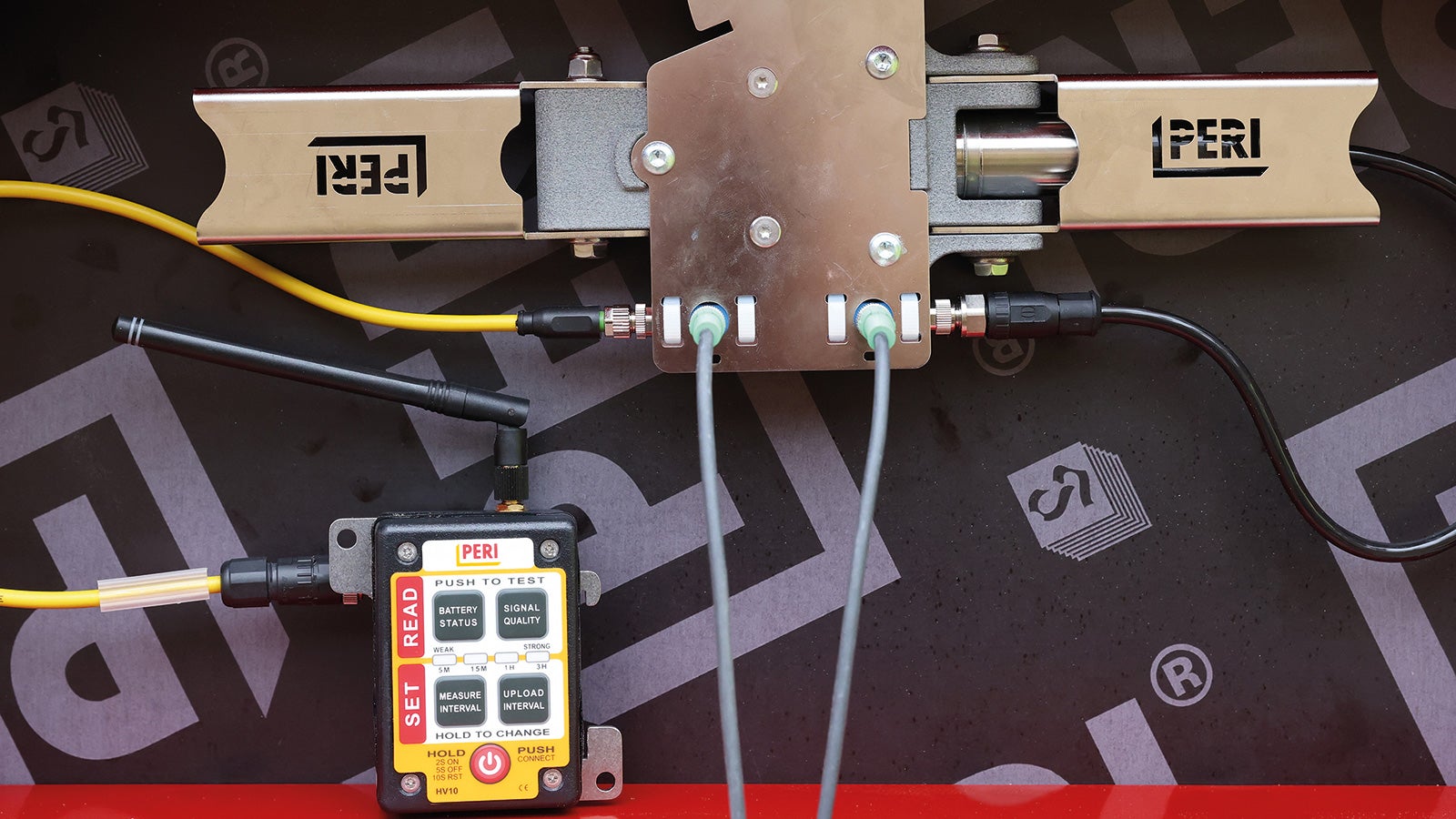 With PERI InSite Construction (ISC), PERI is presenting a sensor portfolio that optimally supplements common formwork systems. The sensor technology comes into play exactly where highly qualified workers and many years of concreting experience are in short supply. It provides support in making informed decisions about the concreting process. 