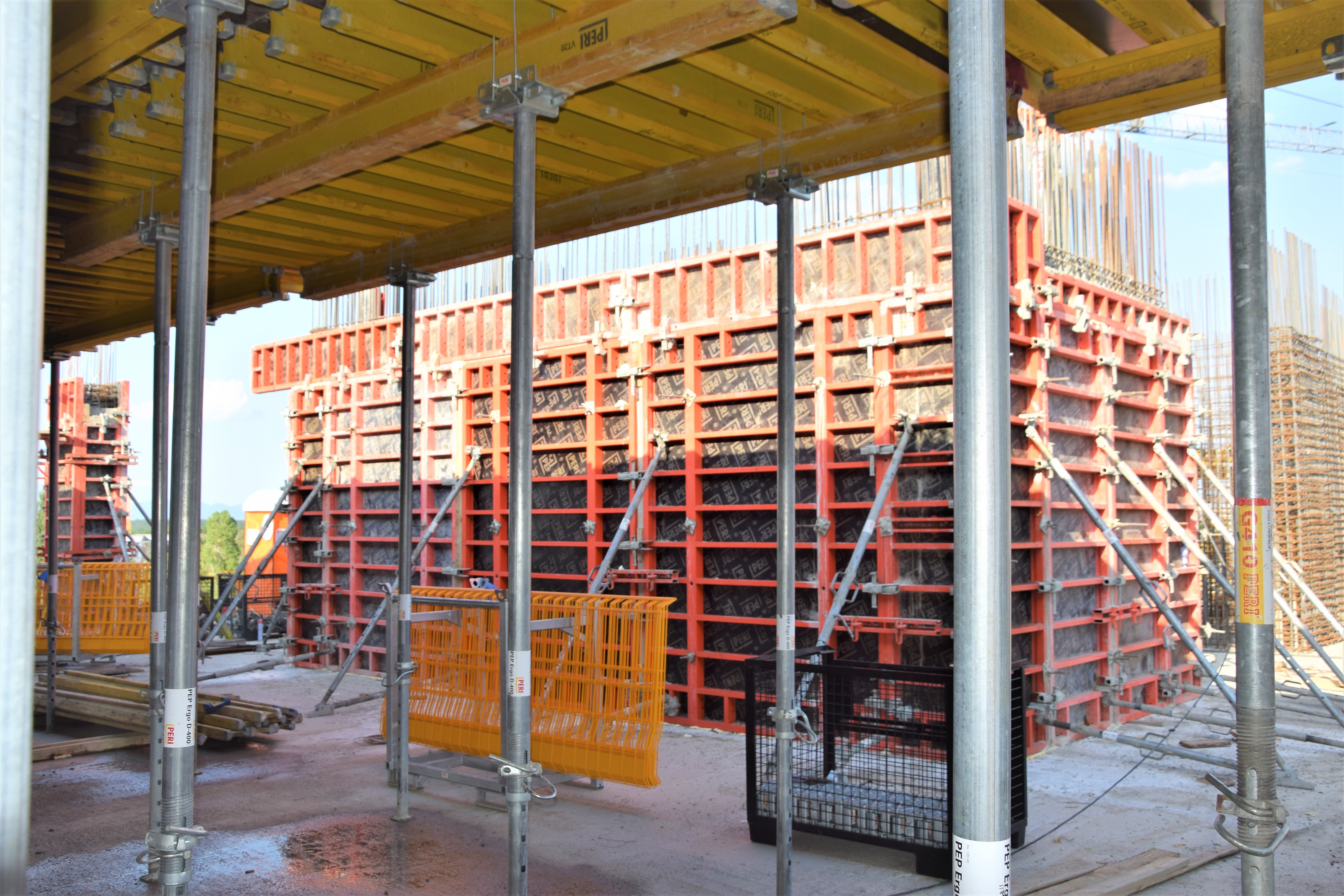 Изпълнение на вертикални елементи с TRIO - универсална кофражна система за интензивна работа с високо натоварване, когато основната цел е оптимизиране на времето и намаляване на разходите. 