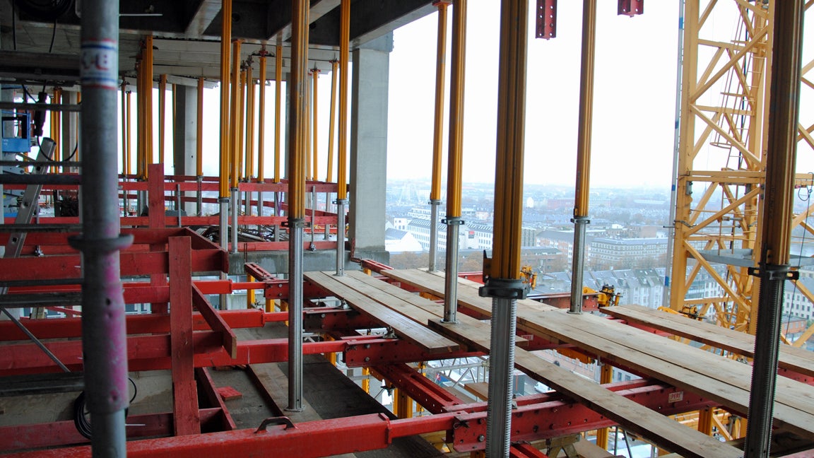 VARIOKIT konstruktion til RCS P ved trapperum. De gule klatresko ses yderst.