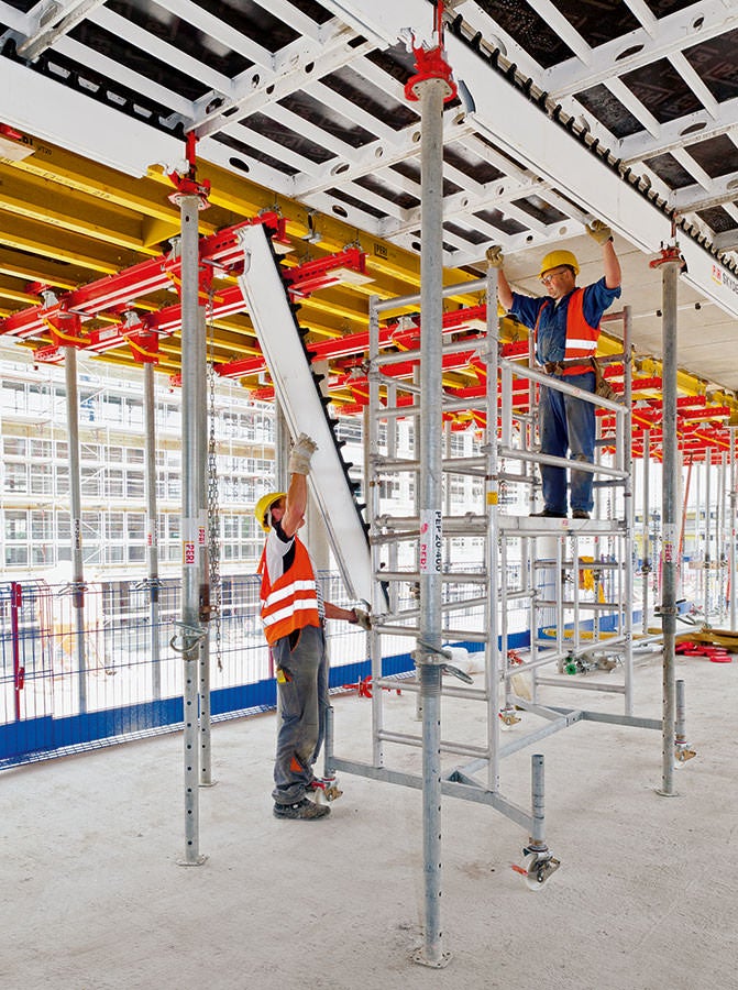 A forma de placas do painel SKYDECK em combinação com o sistema drophead permite tempos de conformação curtos e uma quantidade reduzida de material necessário no local. Nas bordas da laje, os engenheiros de projeto da PERI combinaram a SKYDECK com mesas de laje VARIODECK de grande espaço.