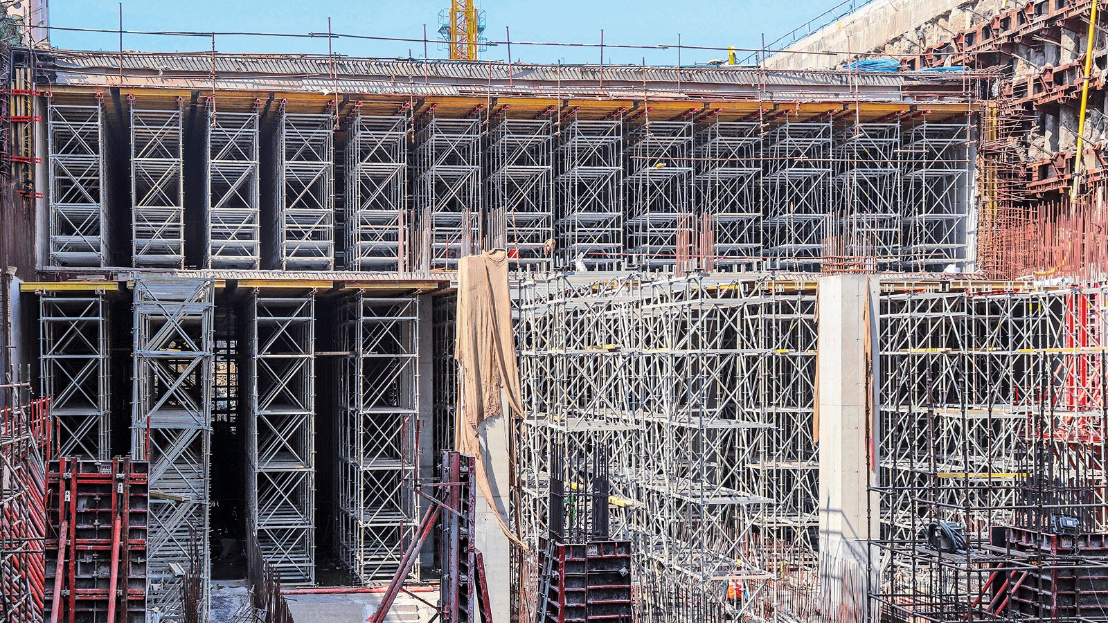 Coloanele au fost formate într-o manieră simplă, fără componente speciale, datorită benzilor perforate integrate de pe cofrajul LIWA.