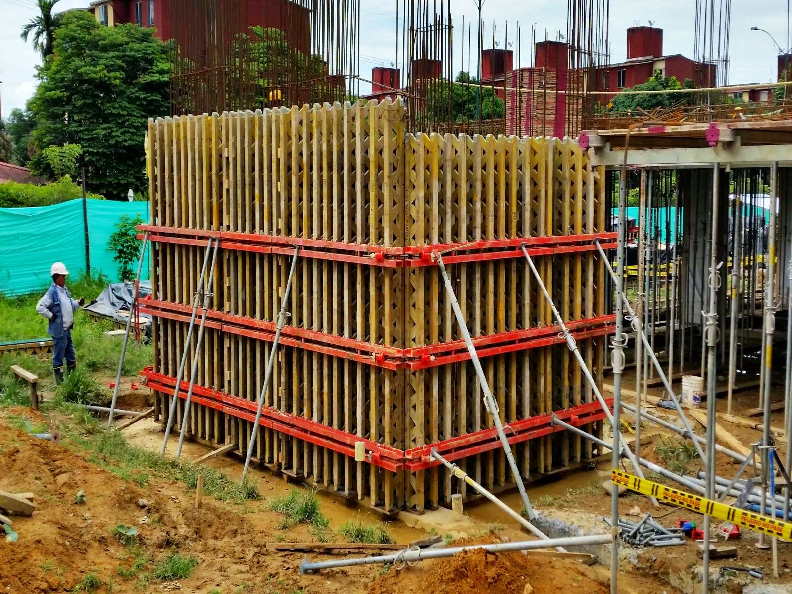 Encofrado VARIO GT-24 y VARIO VT-20 para muros y columnas.