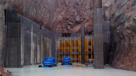 The soffit was poured using MULTIPROP to resist the high leg-load and to reach the high soffit levels.