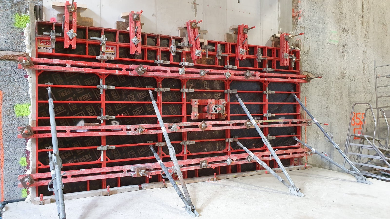 DOMINO es el encofrado de muro robusto para la construcción en general y la ingeniería civil. Es especialmente adecuado para la realización de cimentaciones.