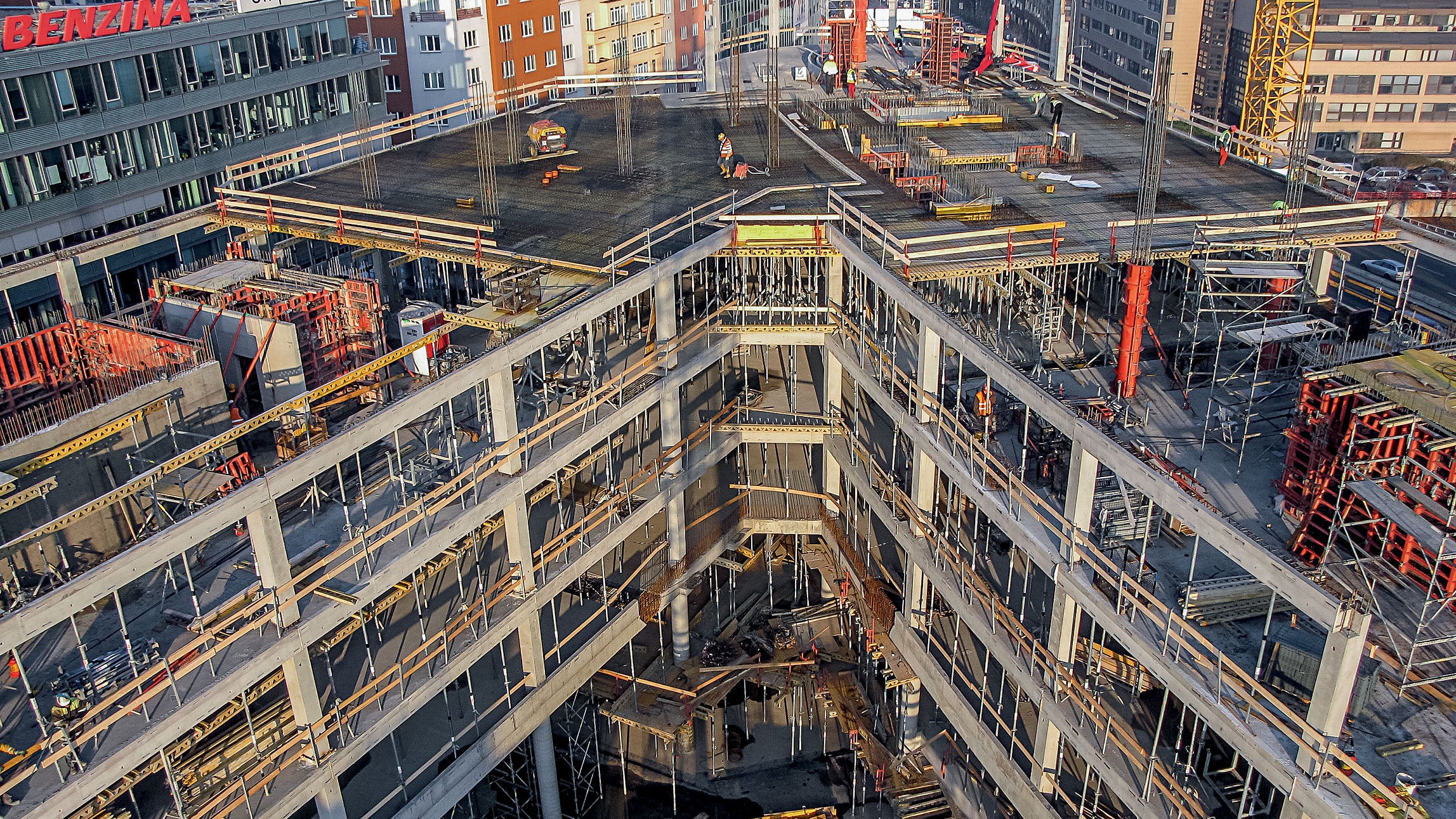 Výrazná stavba se čtyřmi podzemními a třinácti nadzemními podlažími tvořená železobetonovým monolitickým skeletem.