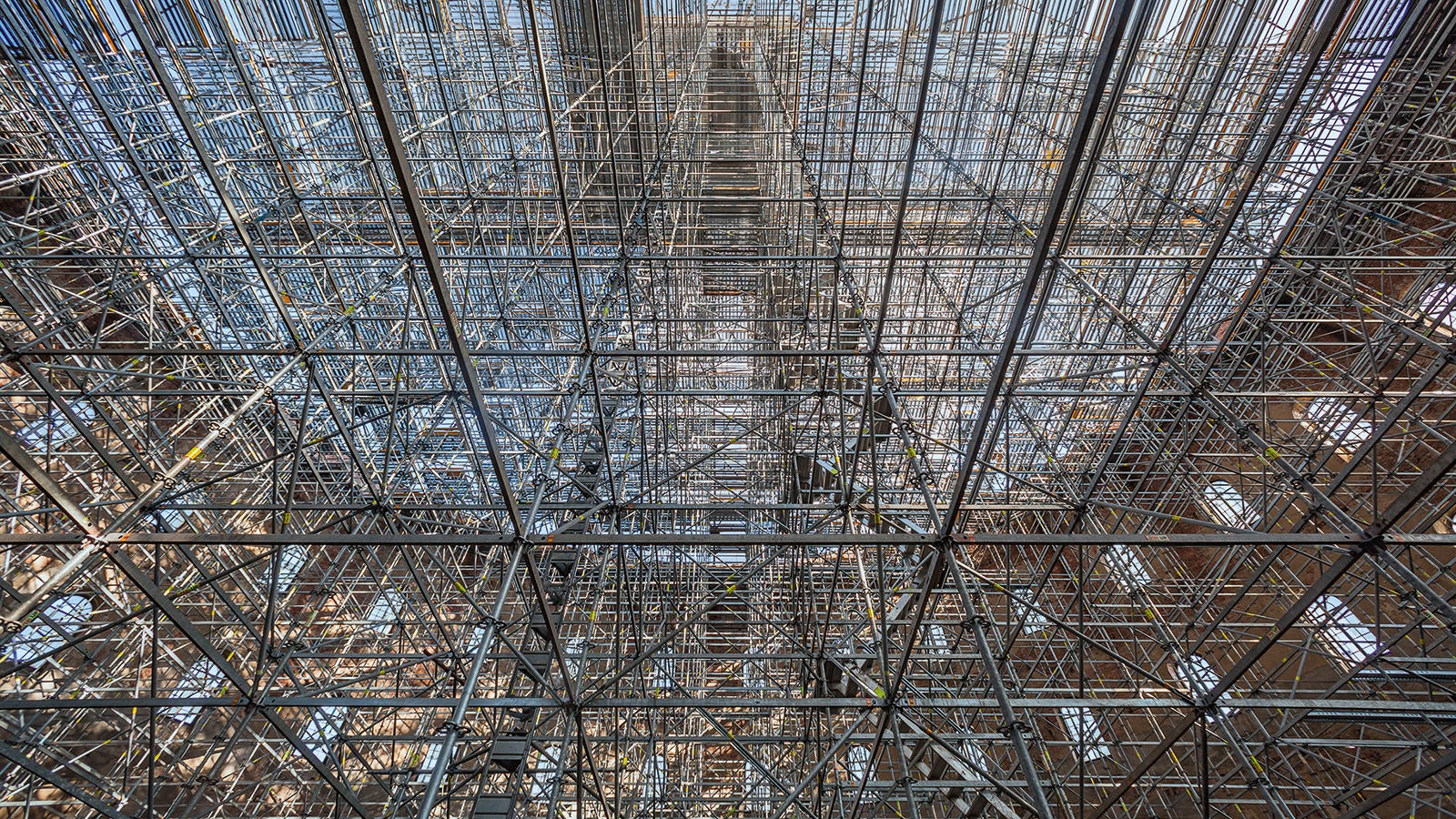 Der in das Raumgerüst integrierte Treppenlauf erschließt die Arbeitsebenen in bis zu 50 m Höhe.