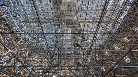 Der in das Raumgerüst integrierte Treppenlauf erschließt die Arbeitsebenen in bis zu 50 m Höhe.