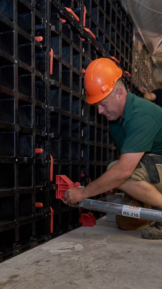Dankzij het toepassen van de juiste stelschoren kan er eenzijdig bekist worden.