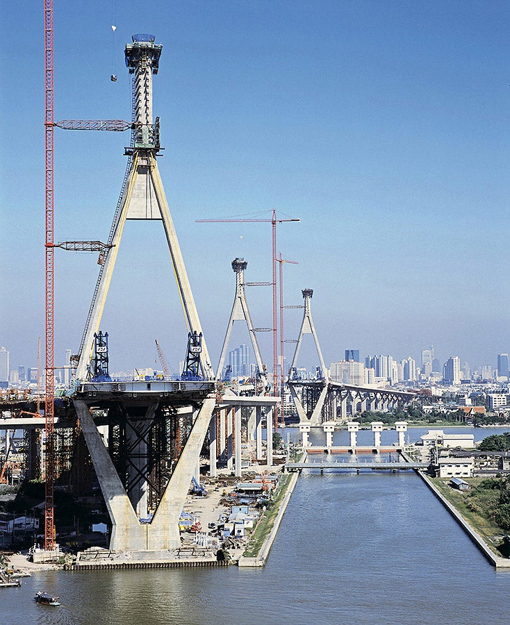 The pylons were divided into 3 sections with complicated transition areas. The continuously adjustable brackets of the ACS V climbing system ensured horizontally-positioned platforms at all times for safe and ergonomic working operations.