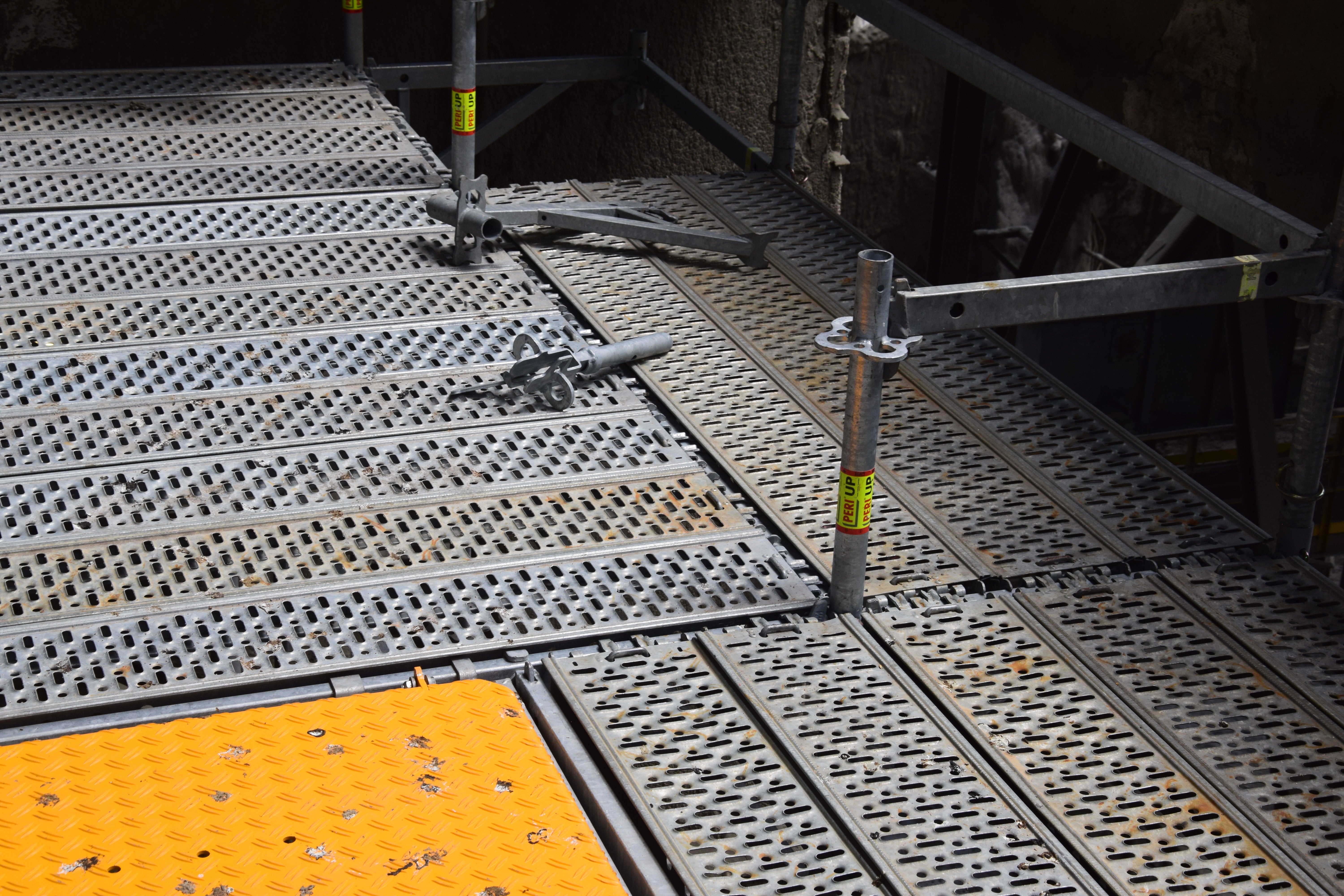 Различни системни детайли, позволяващи свобода в проектирането на модулното скеле<br/>