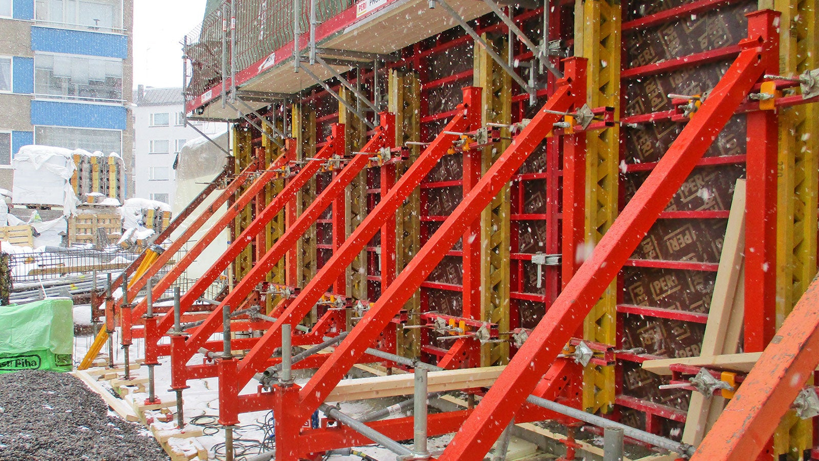 SB-tukipukit tukemassa MAXIMO-seinämuottia.