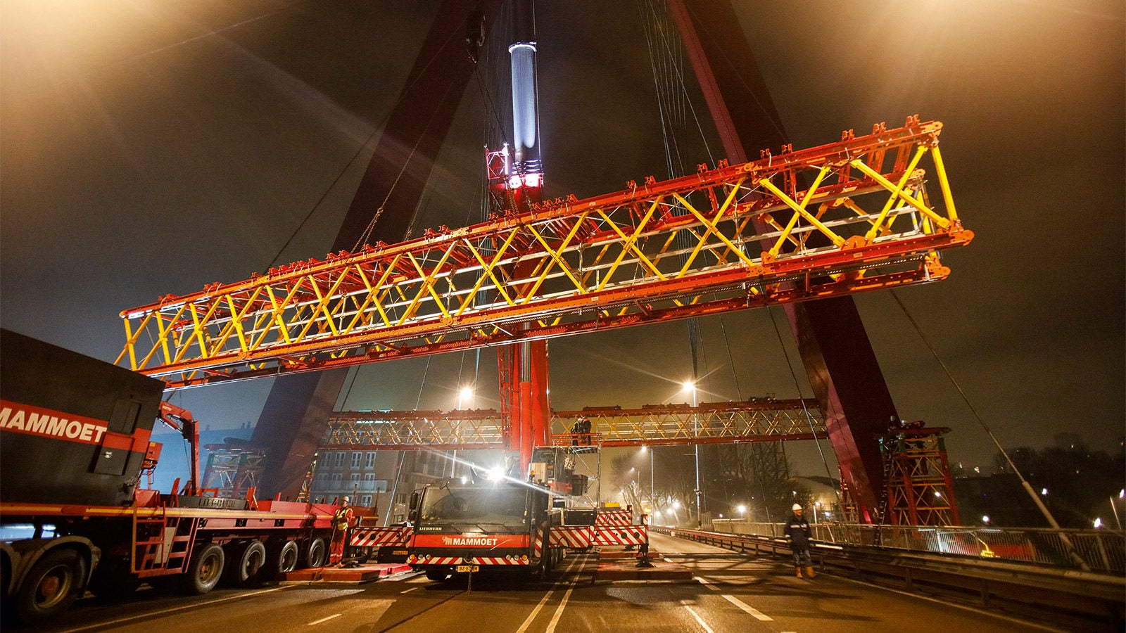 40 m of carriageway bridging: overnight, the 21 m long, pre-assembled VARIOKIT Truss Girder units were lifted and coupled to VST Shoring Towers using a mobile crane. At 6 o'clock in the morning the bridge could be re-opened for traffic.