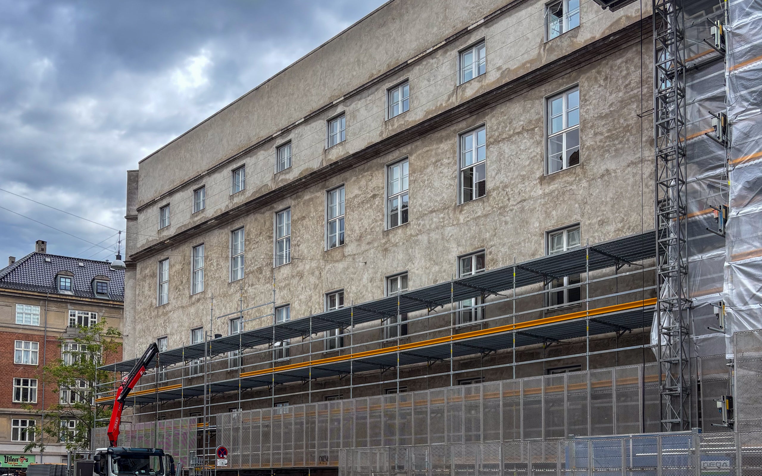 Den brede arbejdsflade i PERI UP Flex facadestilladset giver god plads til både arbejde og materialer. Det skaber et mere effektivt arbejdsflow og bidrager til et bedre arbejdsmiljø, når der arbejdes i højden over længere tid. Løsningen er særligt velegnet til renoveringsopgaver, hvor der stilles krav til stabilitet, komfort og fleksibilitet i den daglige brug.