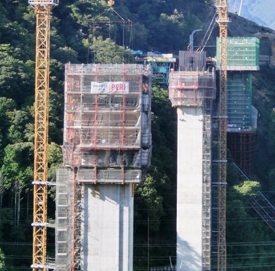 舞鶴若狭自動車道 笙の川橋工事<br/>P4から撮影したP2外側ACSレベル＋１～＋４解体後の様子<br/> 