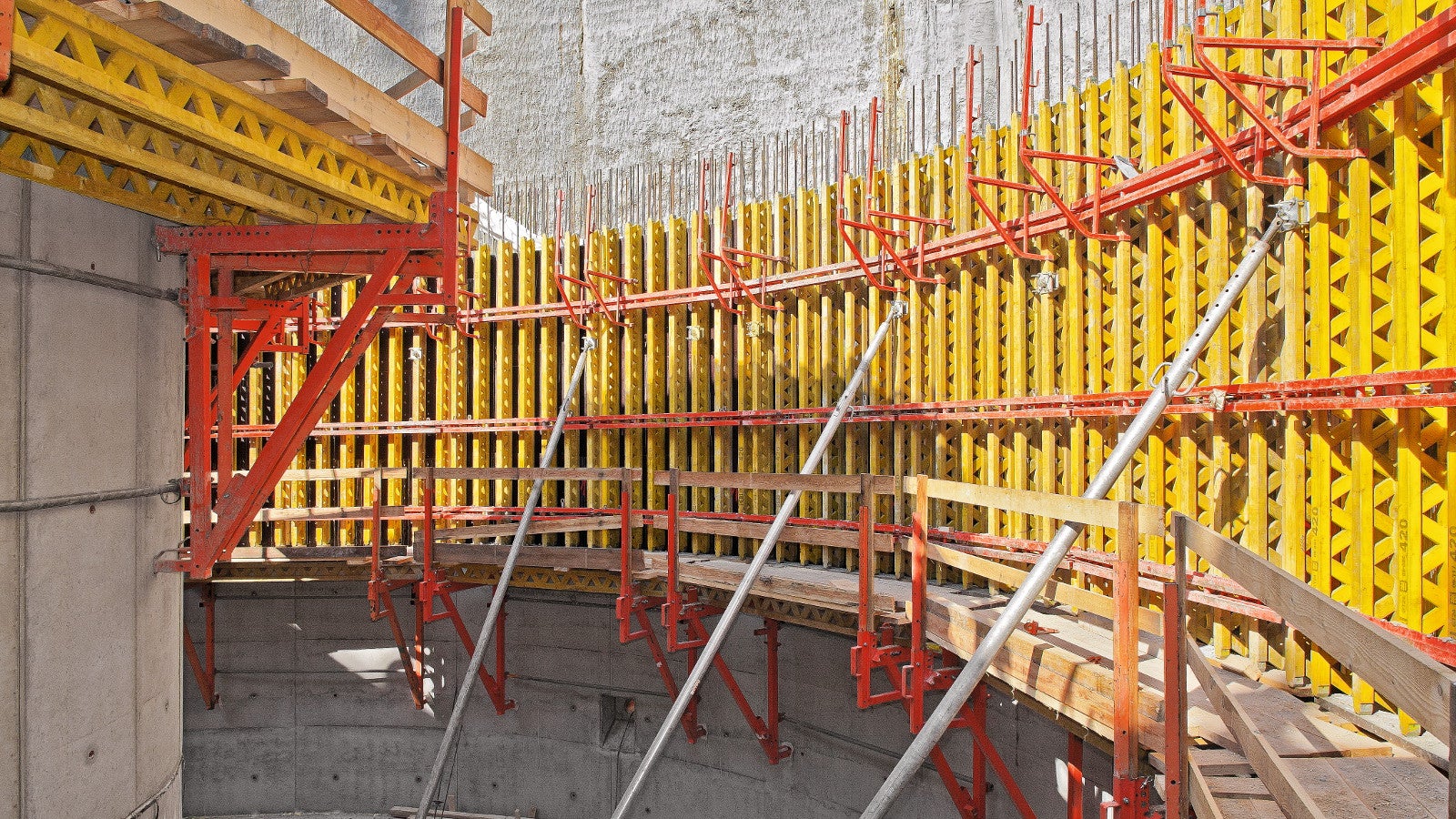 Panely VARIO byly ve 2. a dalších záběrech postavené na pohodlných lávkách.