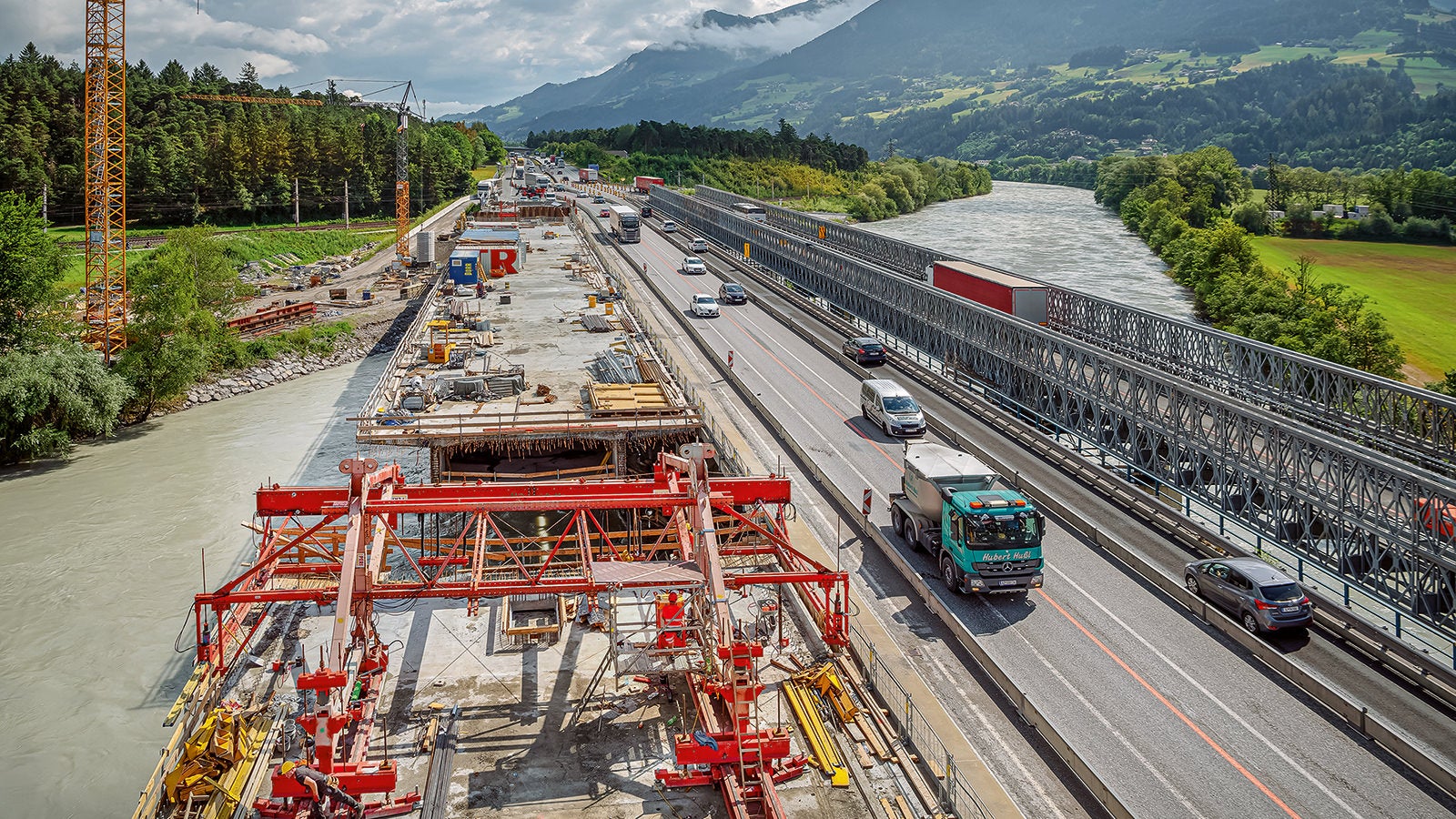 The Terfener Innbrücke, which measures roughly 235 m in length, is situated on the A12 motorway in the Inntal valley in Tyrol. (Photo: Günther Bayerl)<br/>