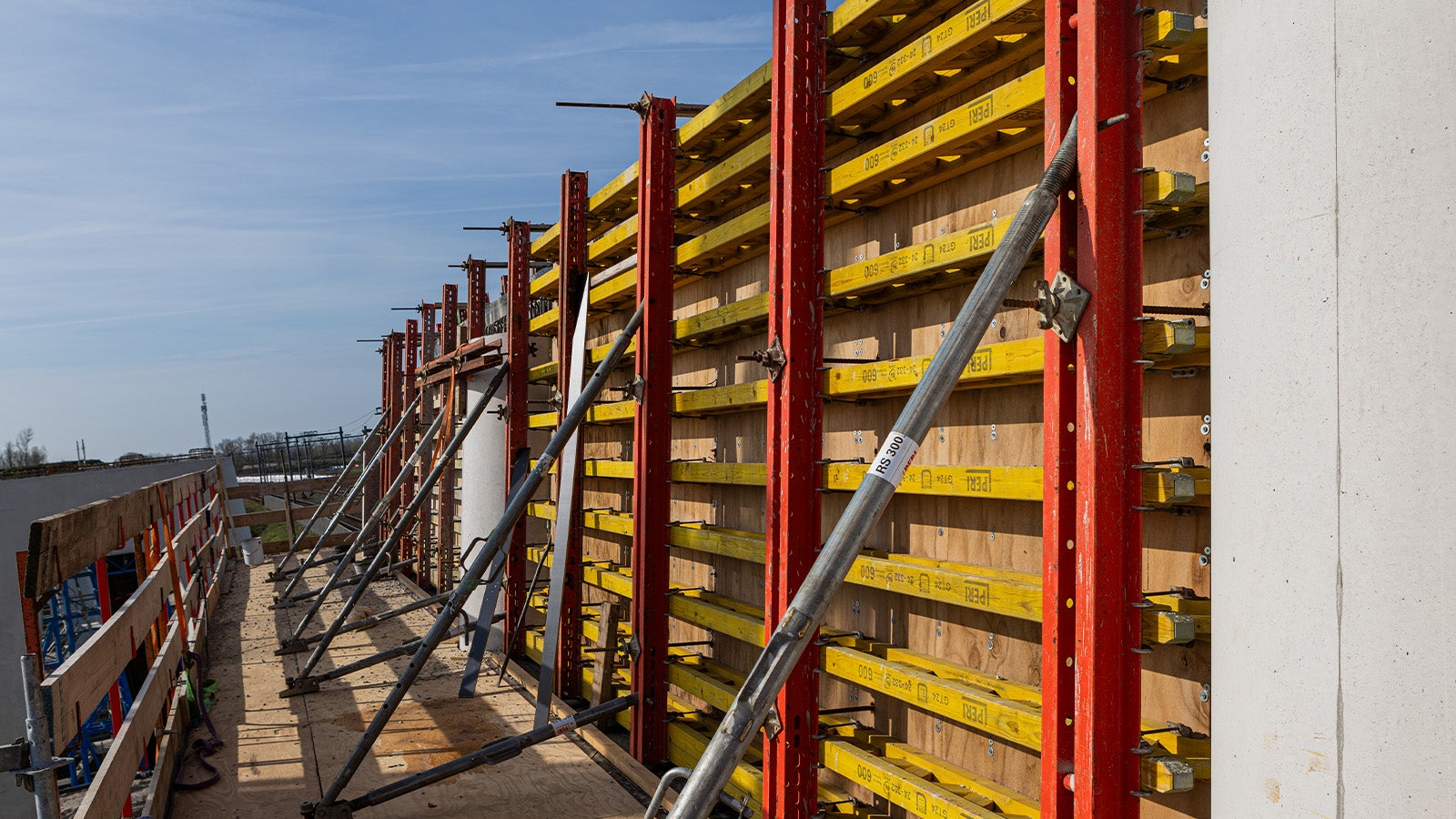 Vanwege de hoge eisen aan het zichtbeton van de pergola, (maar ook bij de pylonen en trogbruggen) is VARIO wandbekisting toegepast.