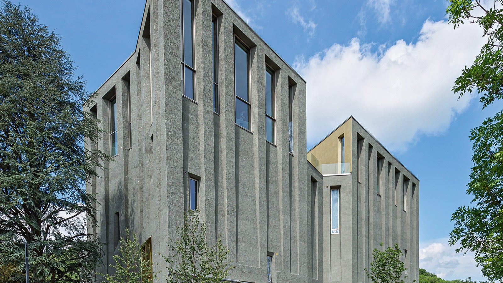 Das neue, 26 m hohe MAC 2 Museum weist in Anlehnung an die Form von Felsen eine besondere Architektur auf.