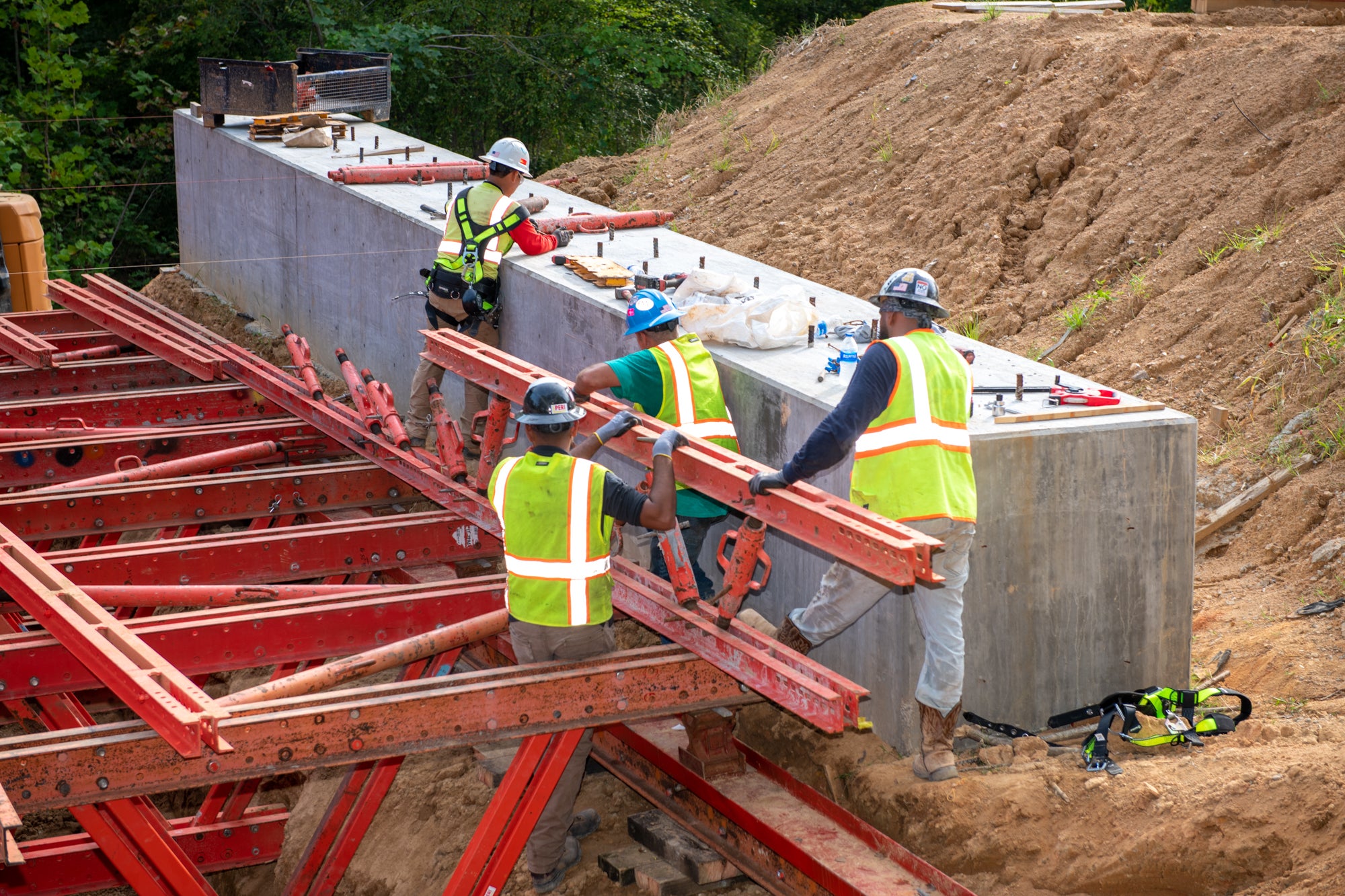 The adaptable and customized solution for the bridge enabled the crew to easily assemble and operate the system for safe and efficient construction.