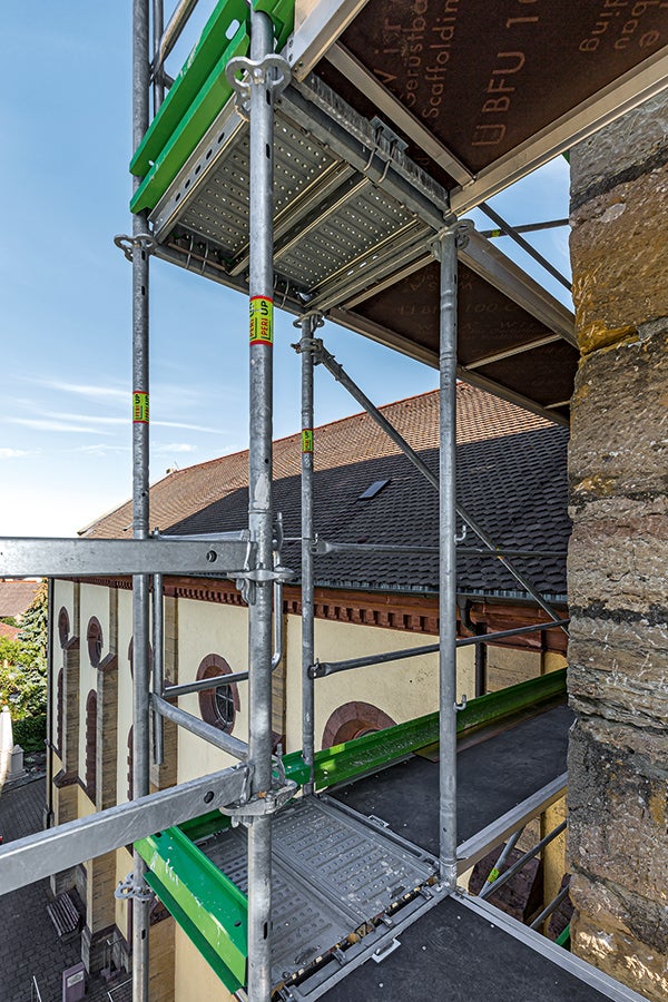 Die hohe Flexibilität von PERI UP Easy erlaubt Gerüstlösungen, die mit Rahmengerüsten bisher fast nicht möglich schienen. Der Easy Rahmen ist im eingebauten Zustand selbst bei genauem Hinsehen kaum noch als Einzelbauteil erkennbar.